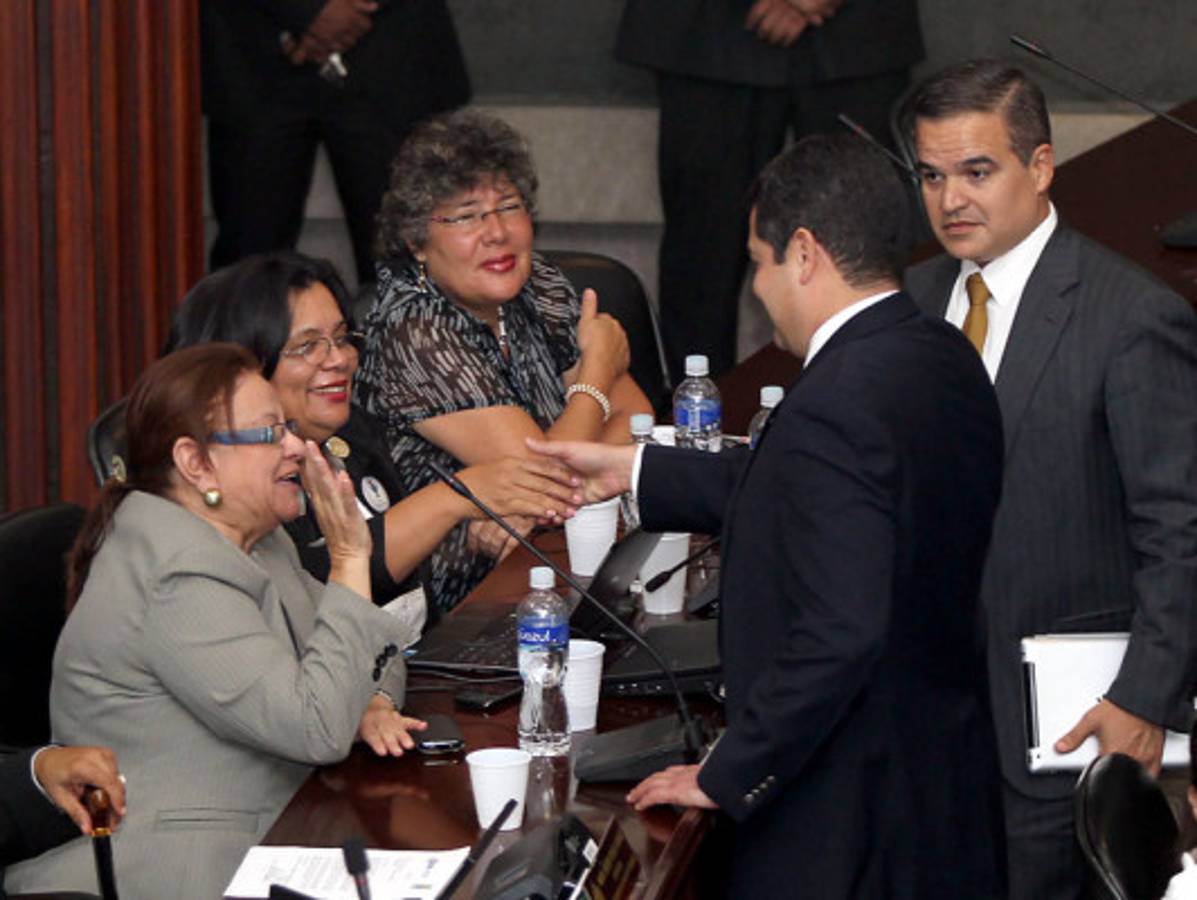 Denuncian presión de rectora para destituir a fiscal