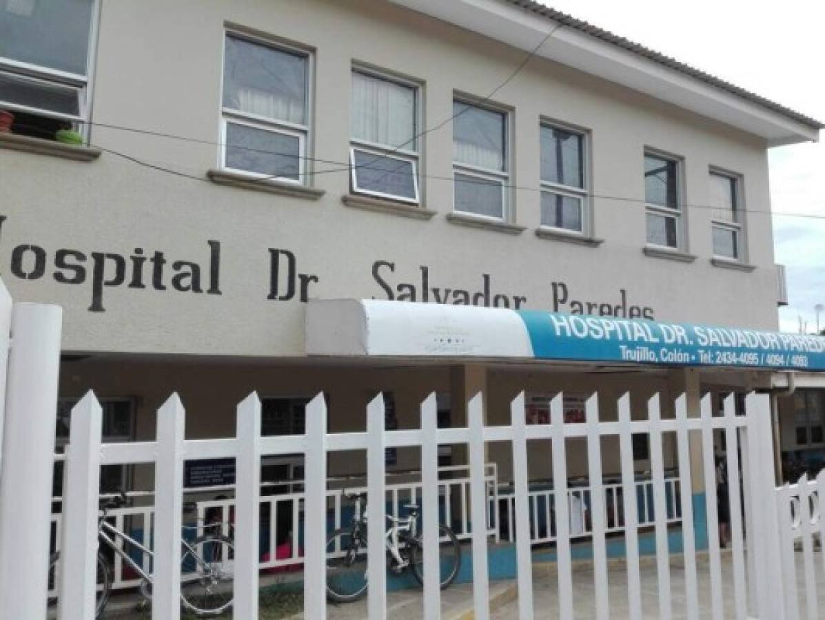 Un equipo de la Agencia Técnica de Investigación Criminal (ATIC) inspeccionó las instalaciones del Hospital Dr. Salvador Paredes en busca de documentos relacionados con la sobrevaloración de medicamentos. Foto cortesía Ministerio Público.