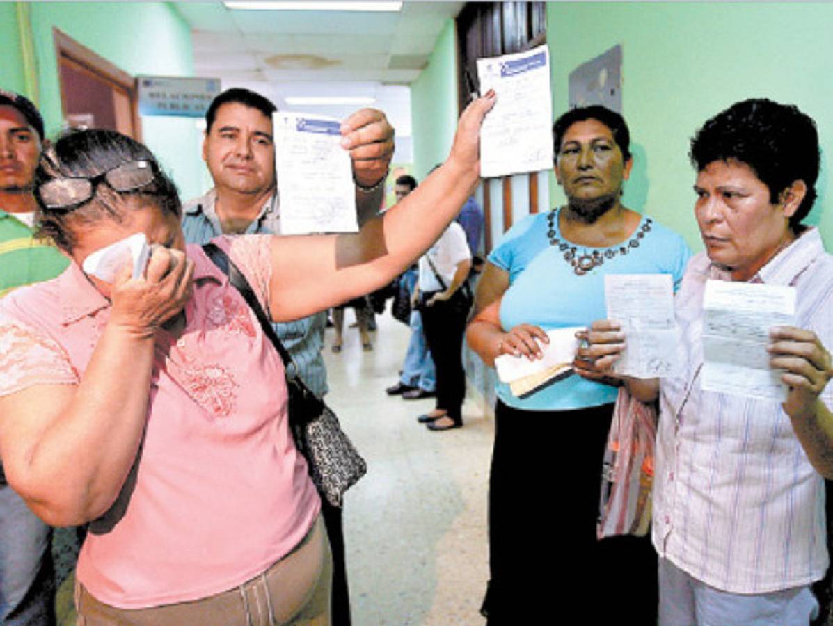 Lágrimas de angustia por falta de medicinas