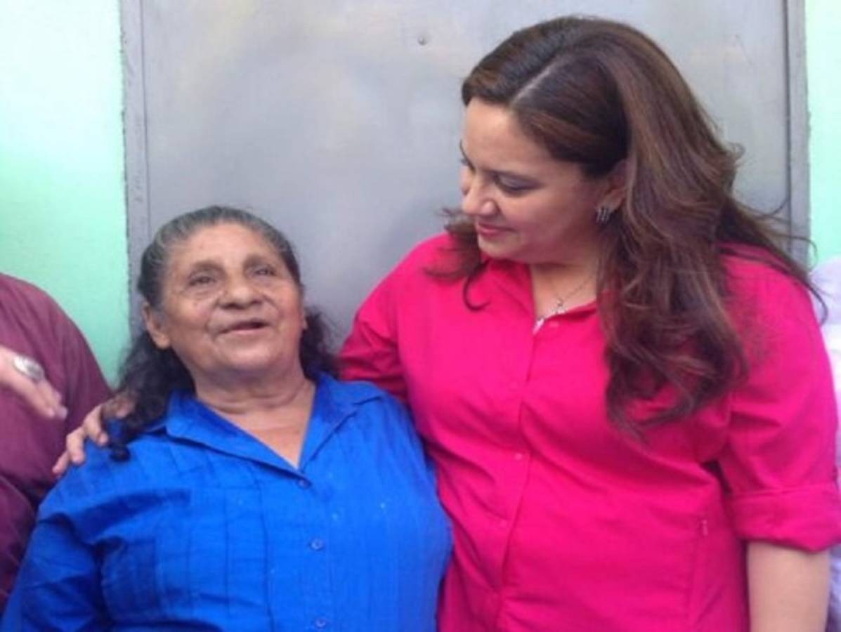 Primera Dama entrega casa a familia de guardia