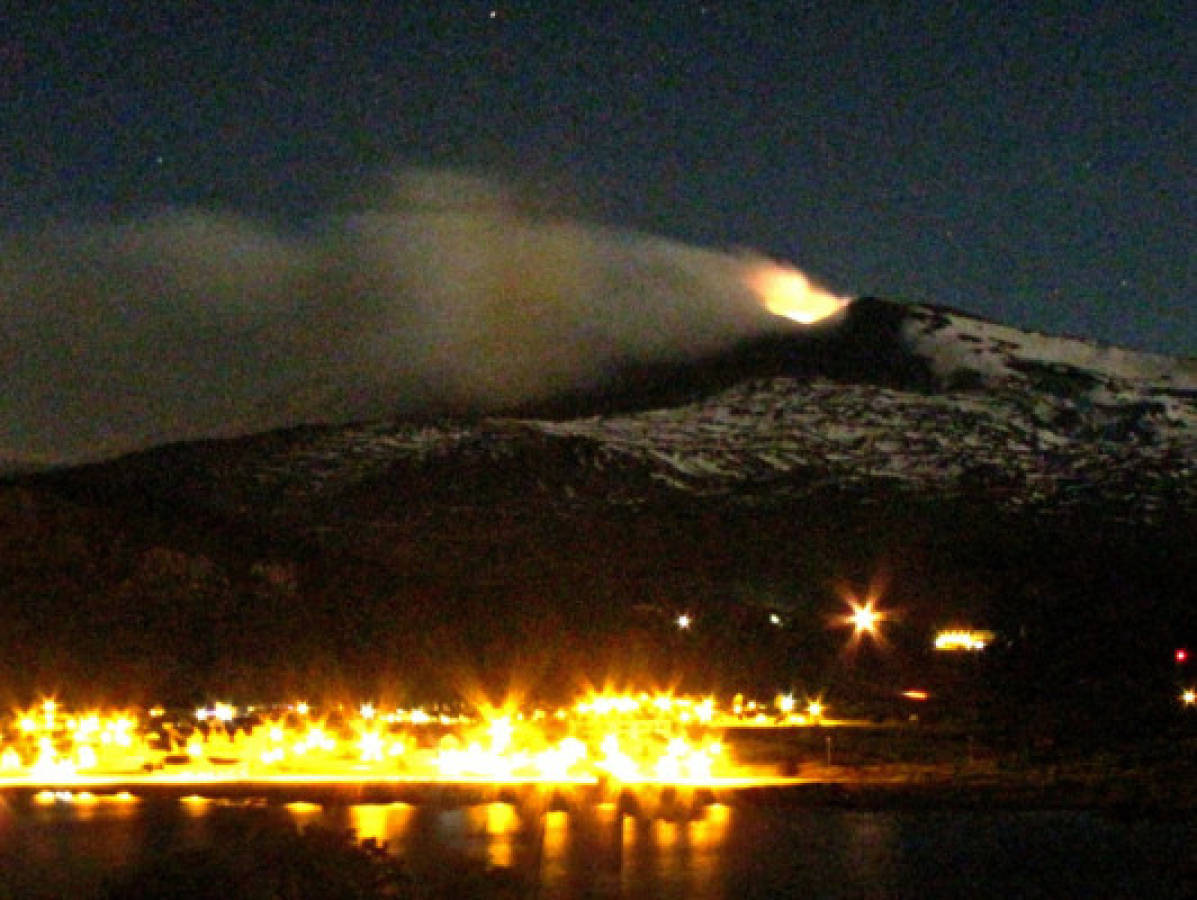 Argentina mantiene alerta pese a baja de erupción del volcán Copahue