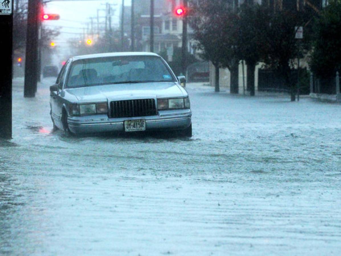 Sandy se fortalece en trayectoria hacia costa de EE UU