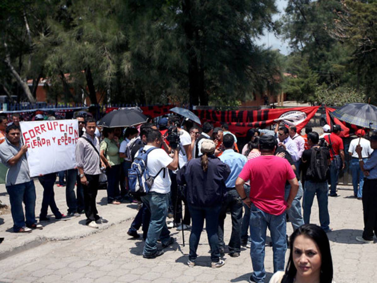 Maestros se toman Dirección Departamental