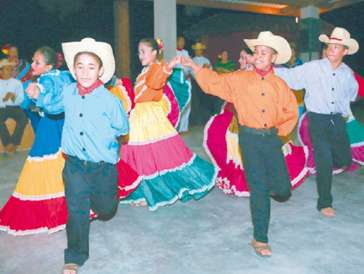Gente que vive el folclore hondureño