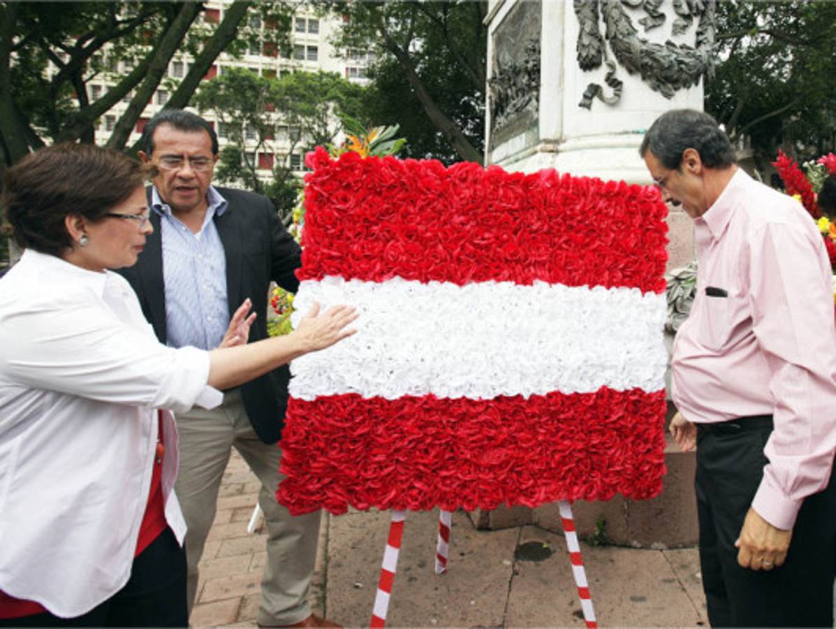 Mauricio Villeda limpia zapatos en Tegucigalpa