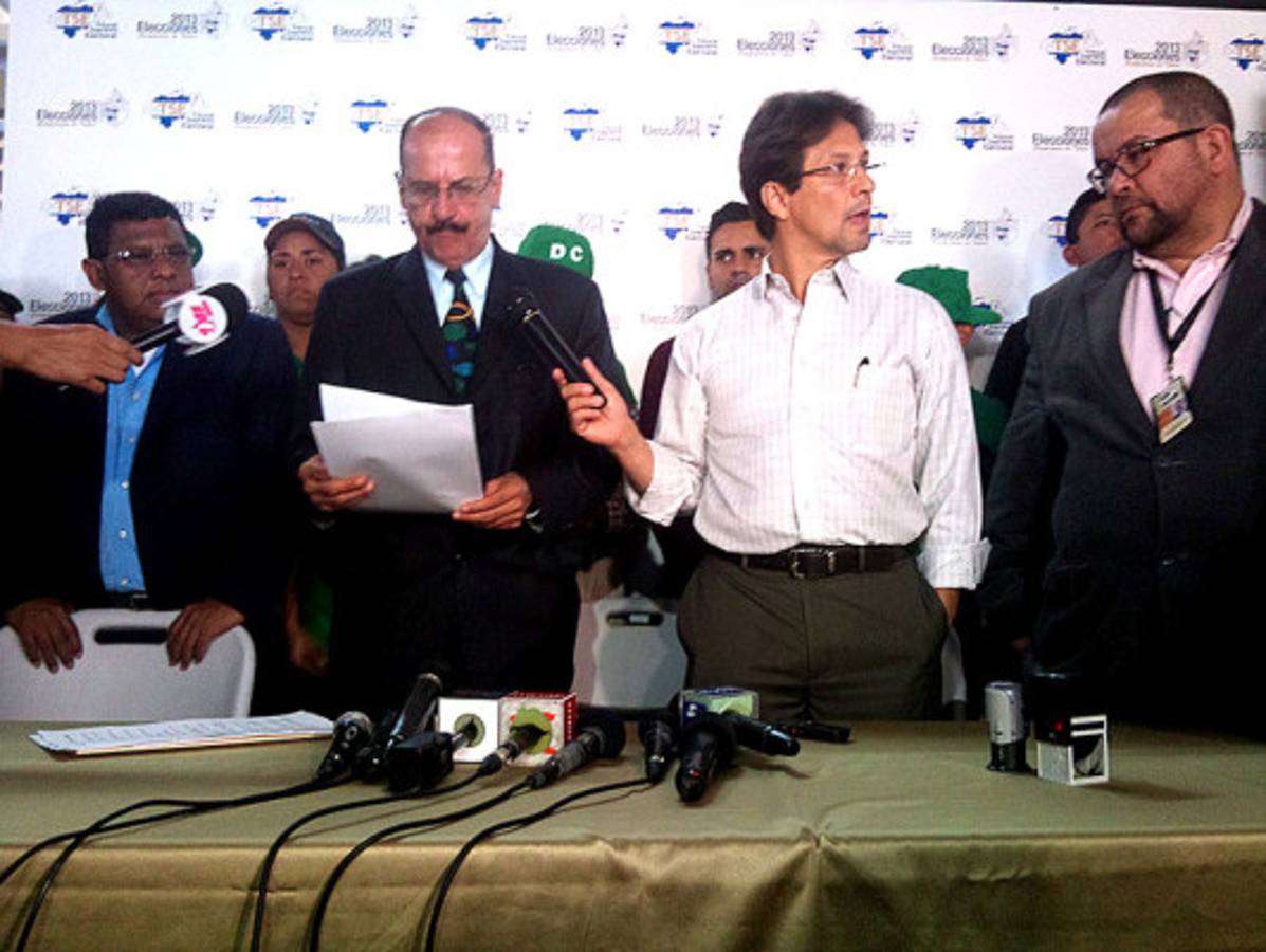 Libre desata su furia con los afiches de Cruz Asensio