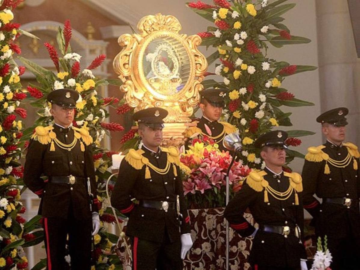 1,200 policías y militares protegen a feligreses