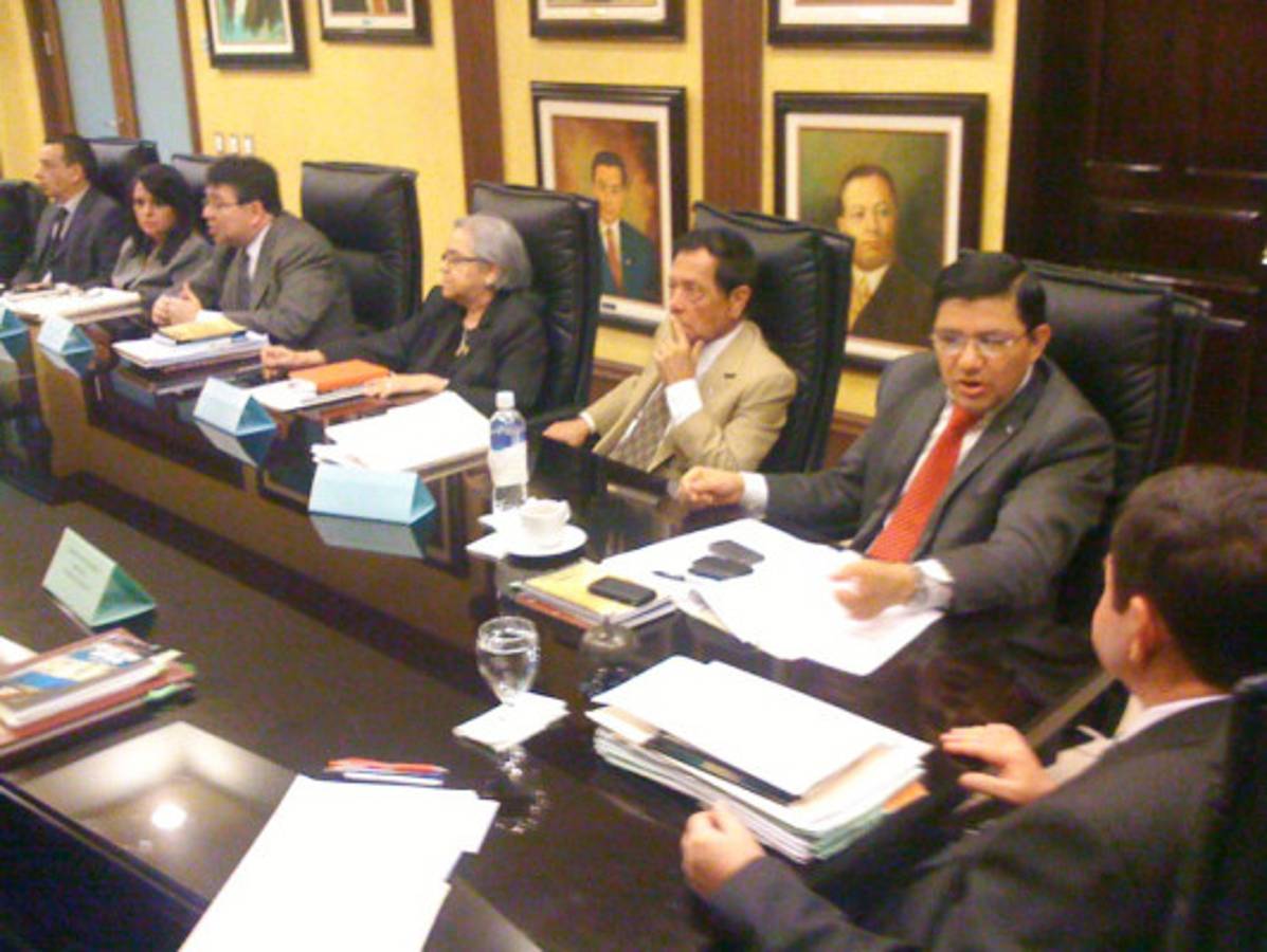 Pleno rechaza amparo de exmagistrados