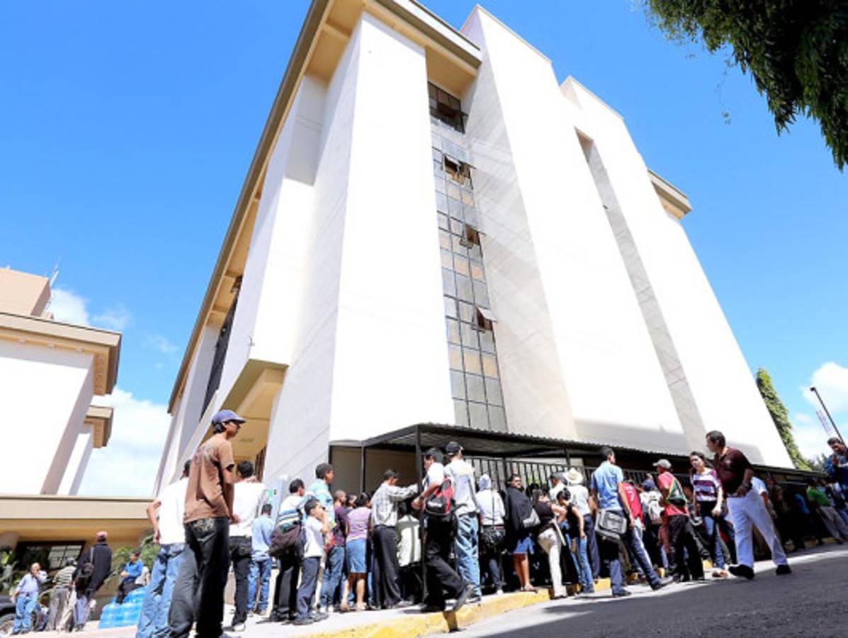 Abarrotado edificio del RNP en Tegucigalpa