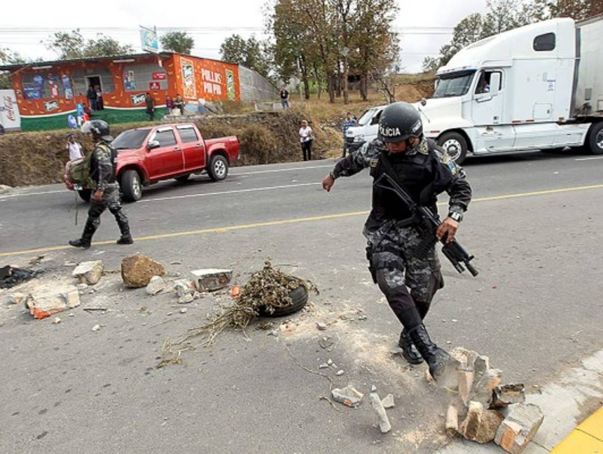 Siguen protestas de hondureños por bloqueo de señal telefónica celular