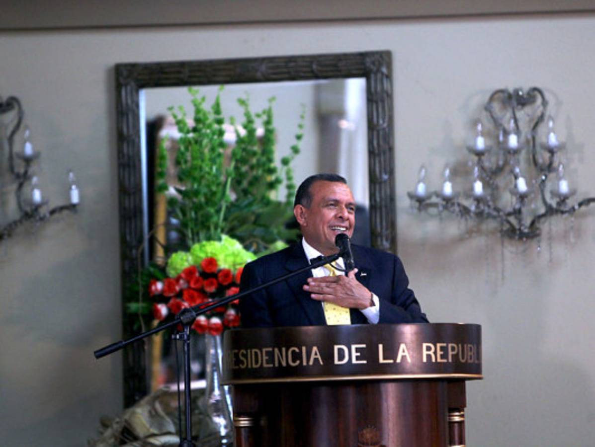 Presidente de Honduras condecora a Colom