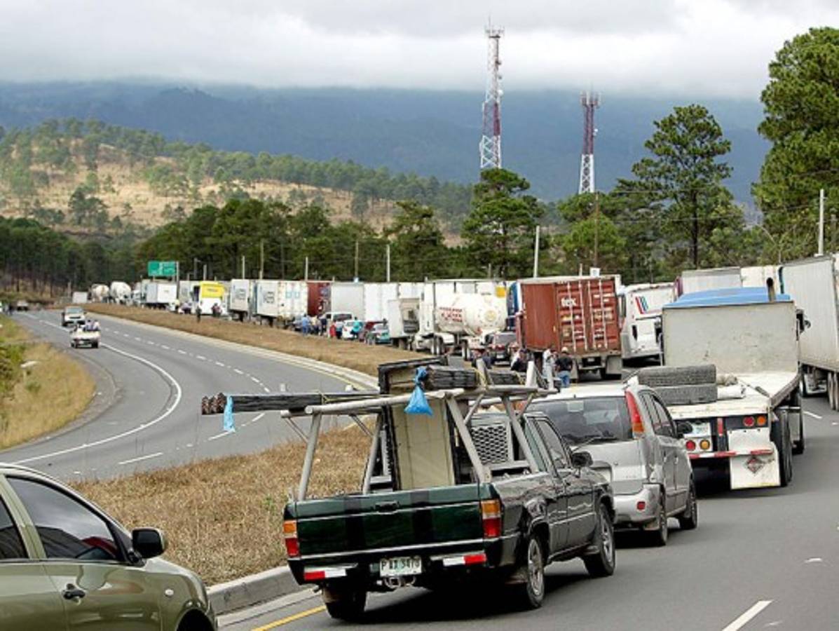 Siguen protestas de hondureños por bloqueo de señal telefónica celular