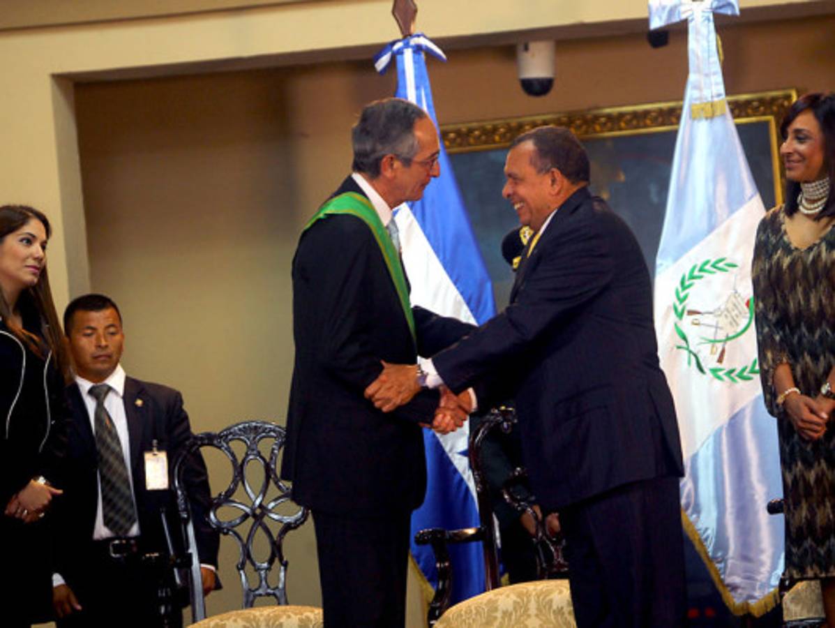 Presidente de Honduras condecora a Colom