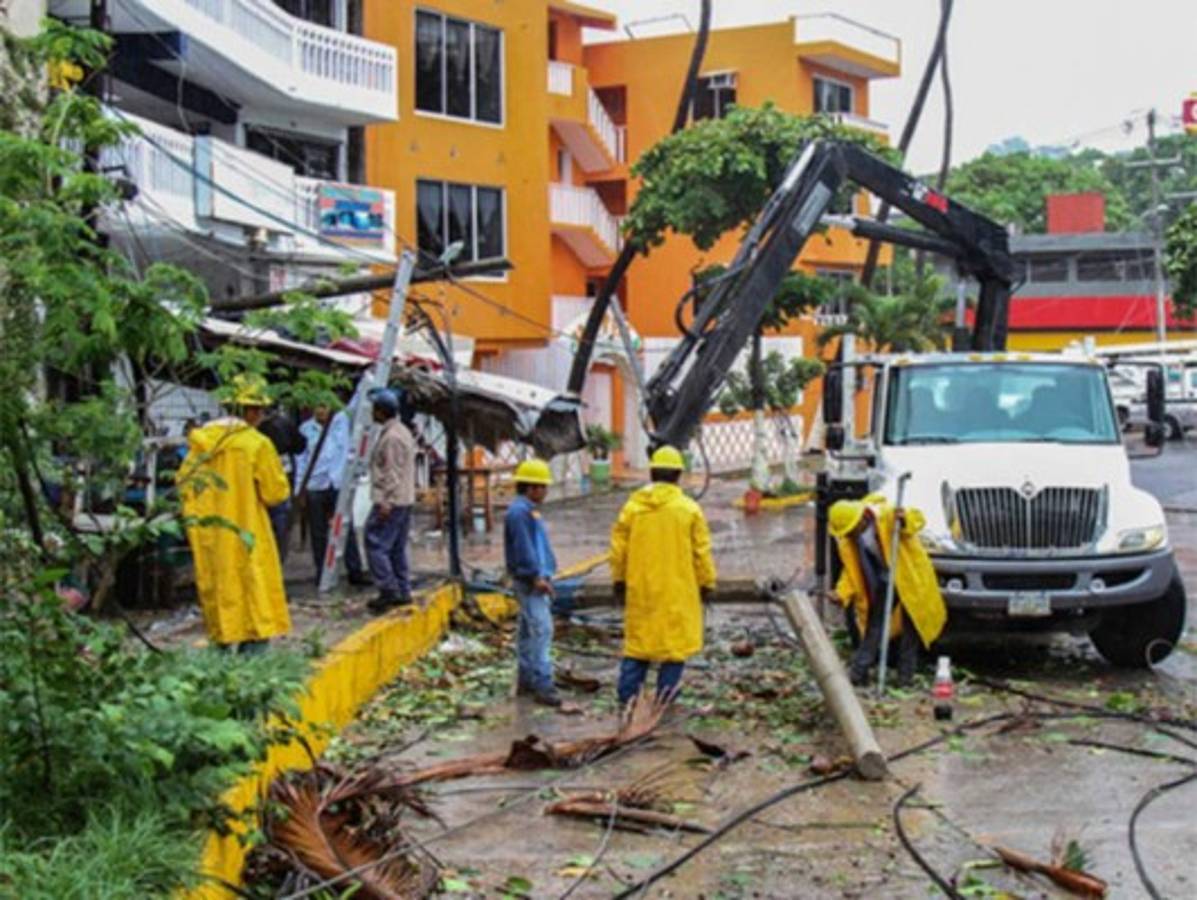Huracán Carlos se debilita a tormenta tropical sobre el Pacífico mexicano