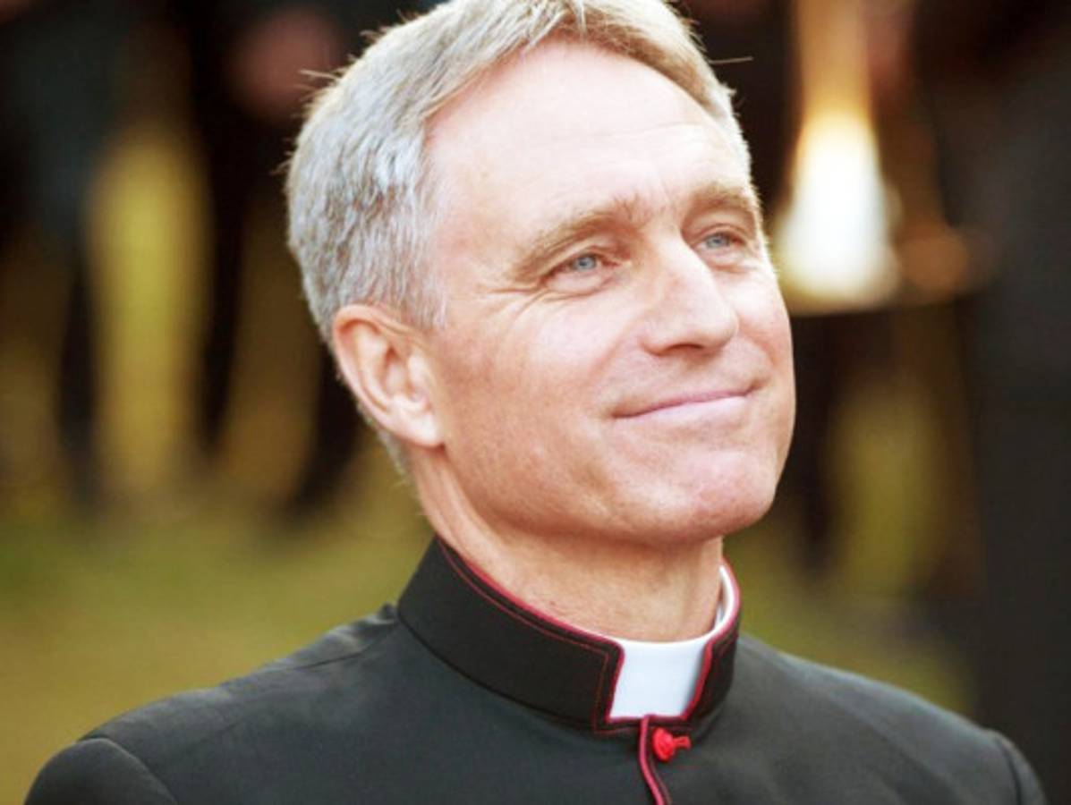 El apuesto y fiel secretario del papa Benedicto XVI