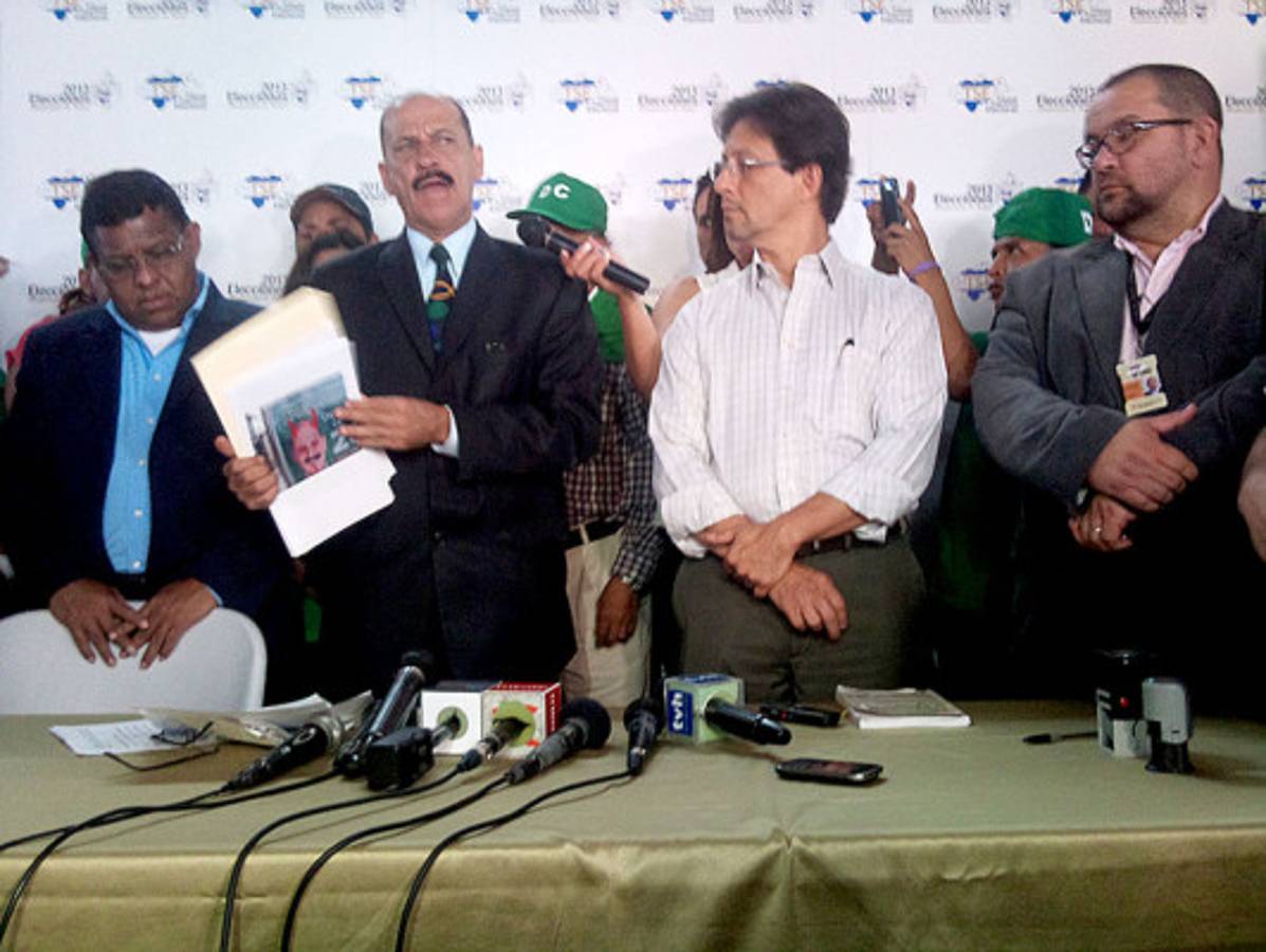 Libre desata su furia con los afiches de Cruz Asensio