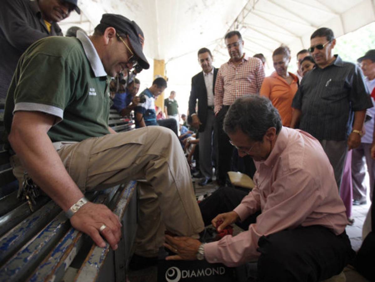 Mauricio Villeda limpia zapatos en Tegucigalpa