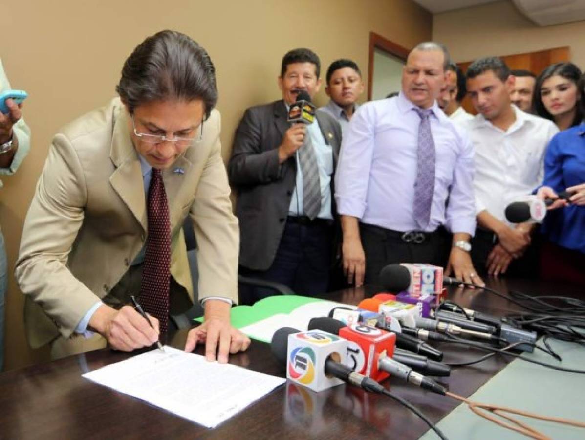 Enrique Ortez Sequeira renuncia al TSE