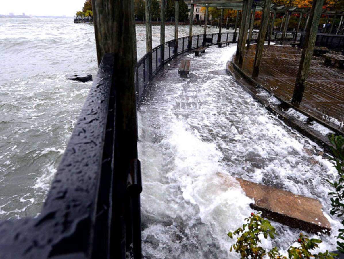 Unos 200 mil hondureños en alerta por trayectoria de huracán Sandy