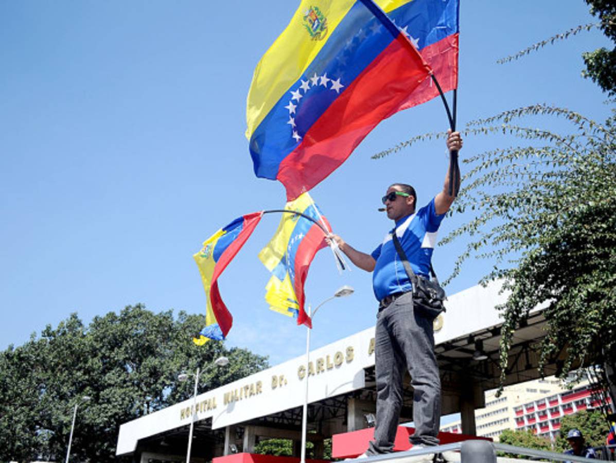 Hugo Chávez regresa sorpresivamente a Venezuela