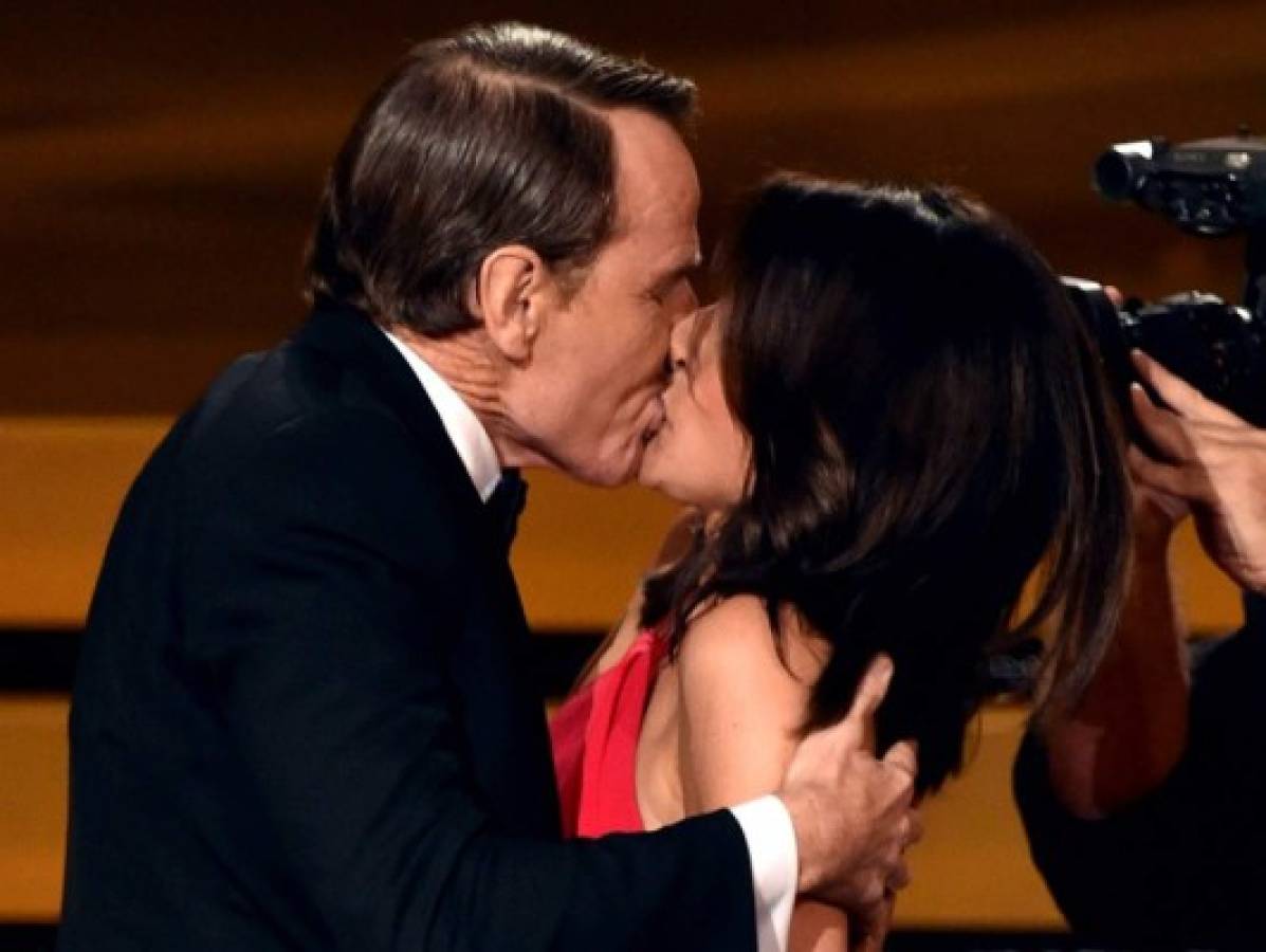 VIDEO: Apasionado beso se roba el show en los Emmys