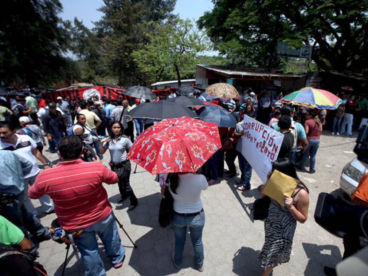 Maestros se toman Dirección Departamental