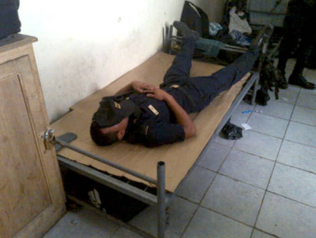 Policías declaran huelga de brazos caídos y abuchean a jefe de Policía