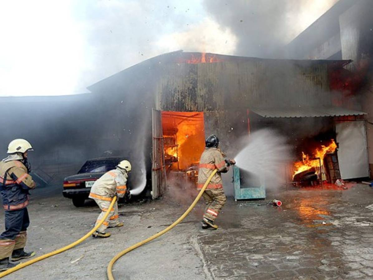Incendio consume negocio en colonia Los Castaños