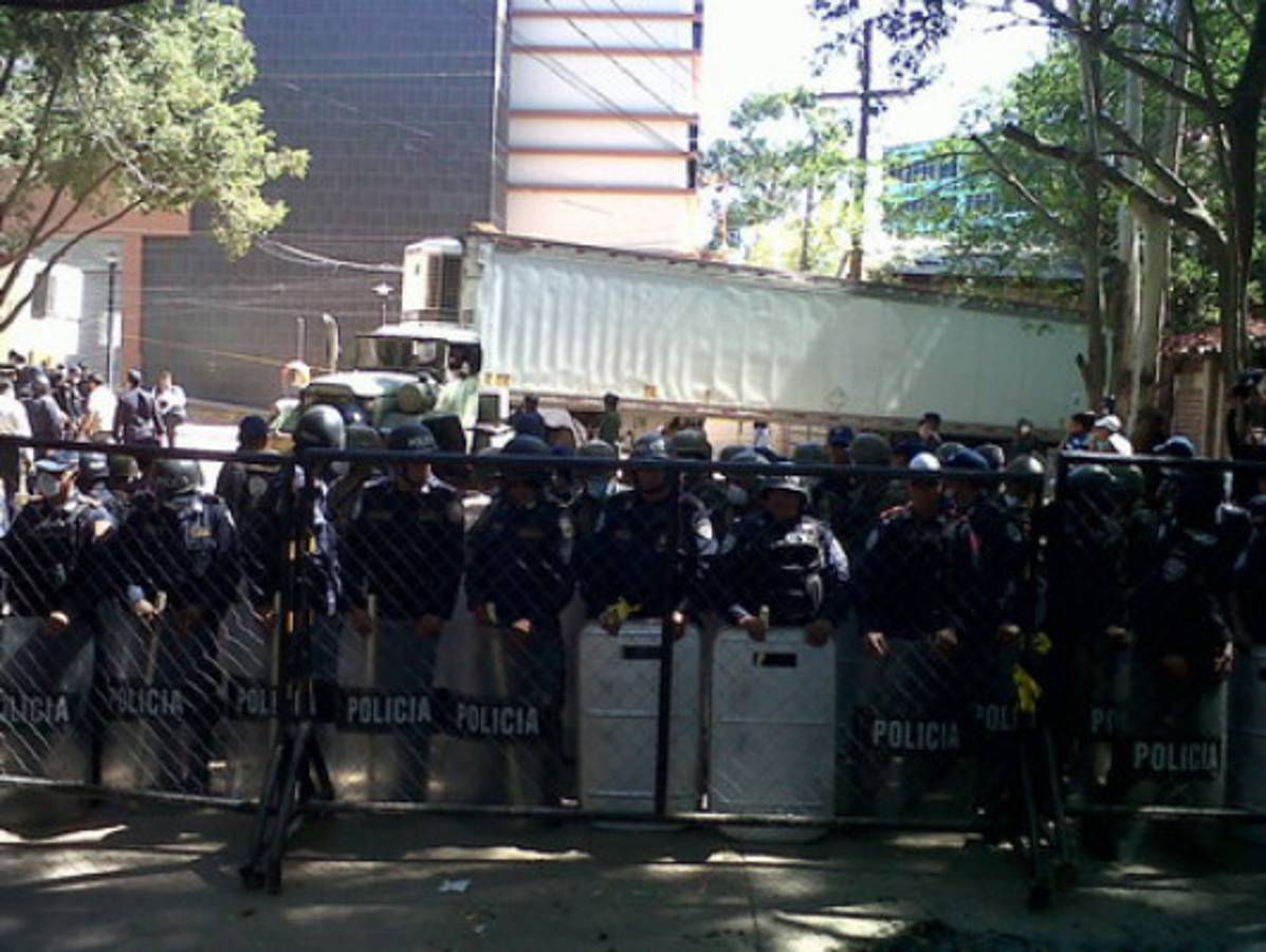 Trasladan cuerpos de víctimas en incendio de penal hondureño a la Academia de Policía