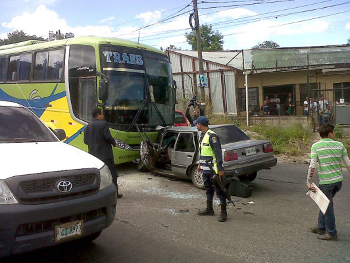 Un muerto y dos heridos en aparatoso choque de un autobús y un turismo