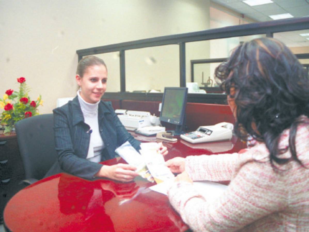 Emisores de tarjetas compiten en el rubro de seguros de vida