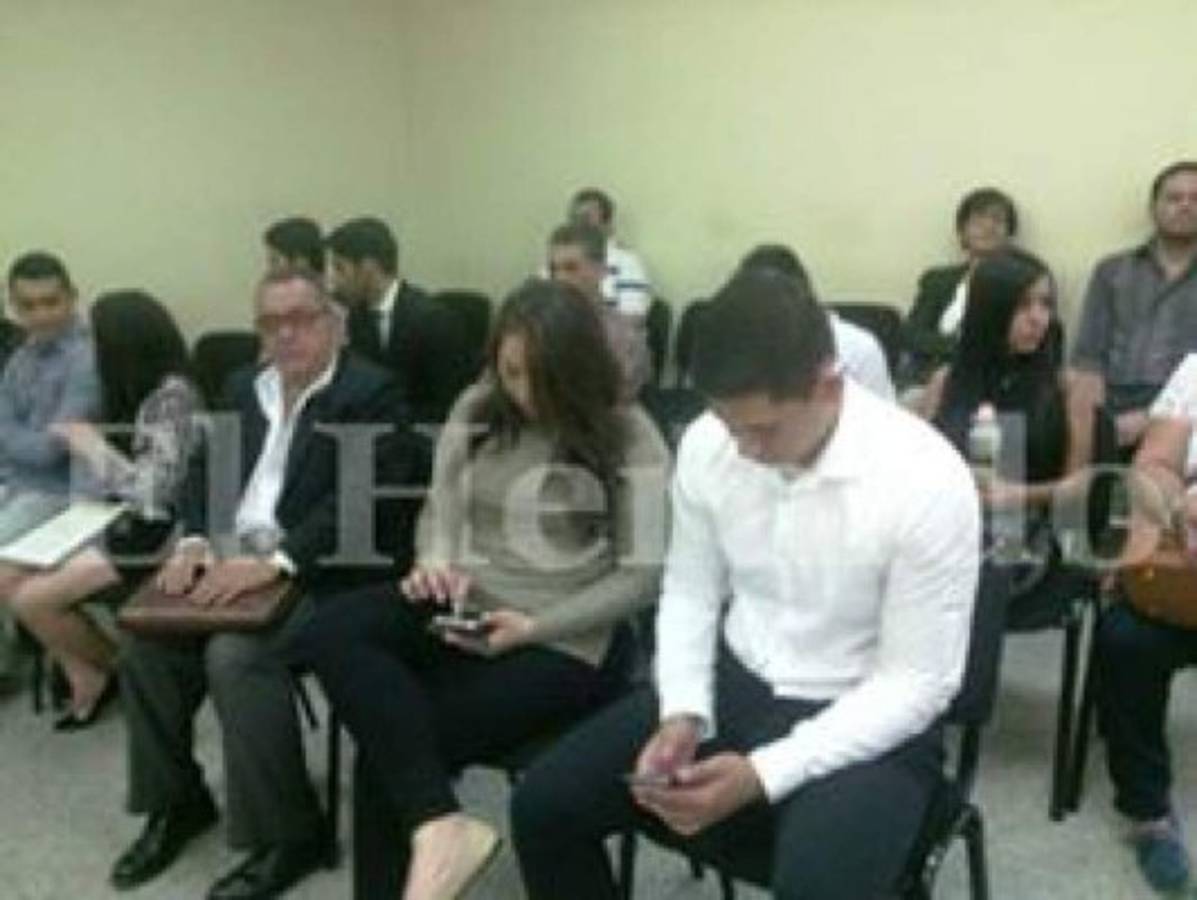 Parientes y allegados a Kevin Solórzano estuvieron presentes durante la comparecencia de presentación de pruebas.