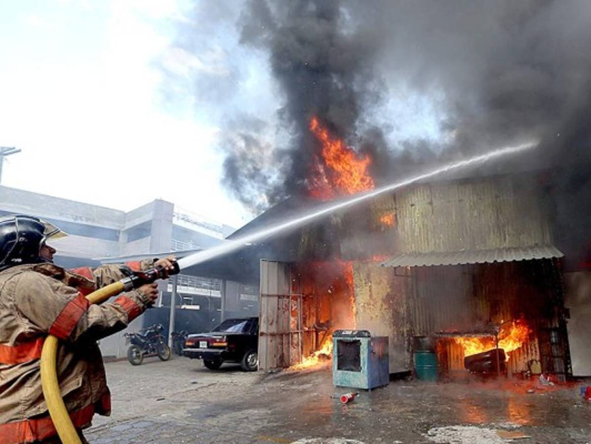 Incendio consume negocio en colonia Los Castaños