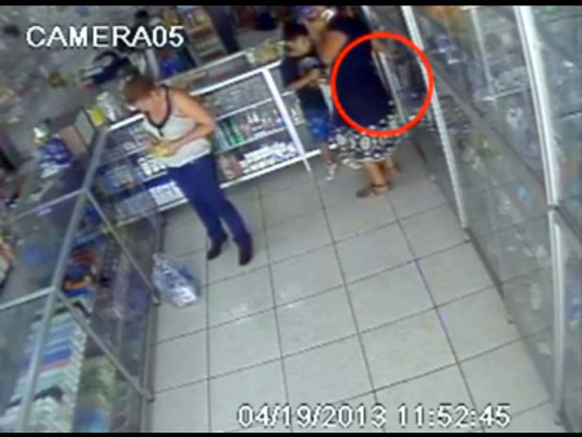 VIDEO: cámara capta a madre robando con su hijo