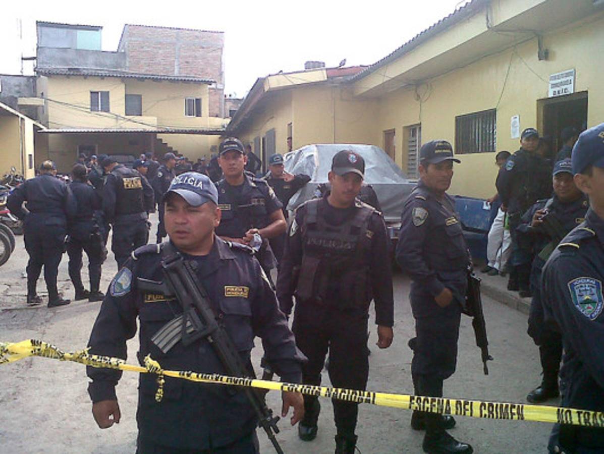 Policías declaran huelga de brazos caídos y abuchean a jefe de Policía