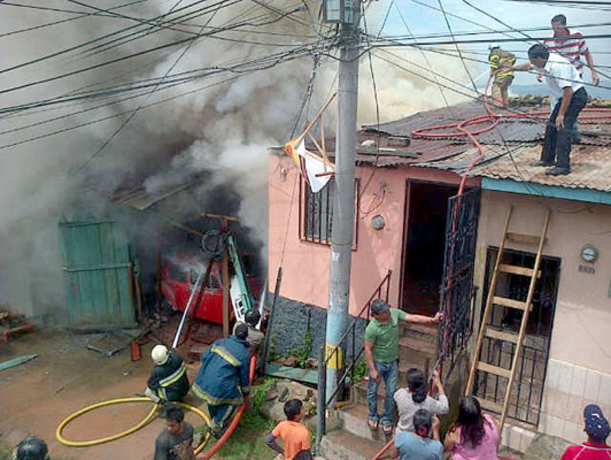 Incendio consume parte de fábrica de muebles en Comayagüela