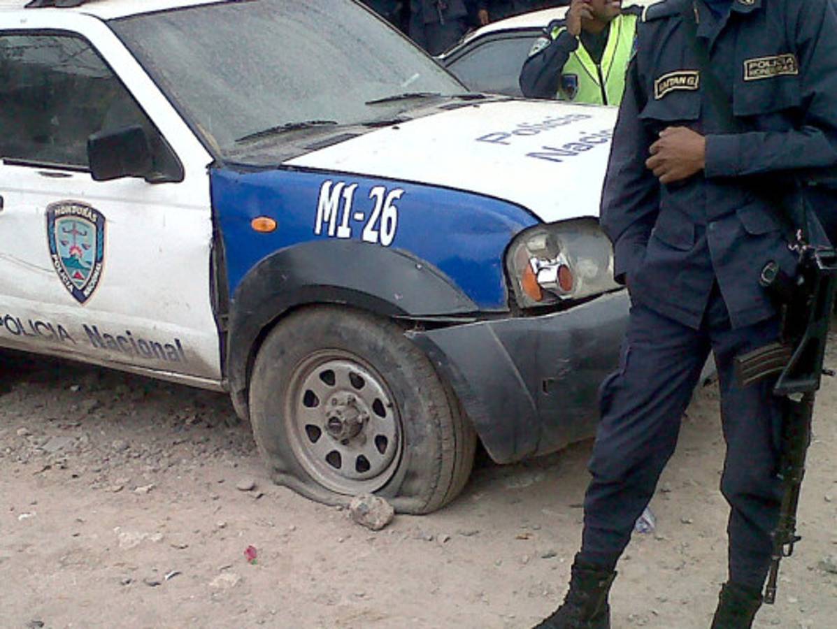 Policías declaran huelga de brazos caídos y abuchean a jefe de Policía