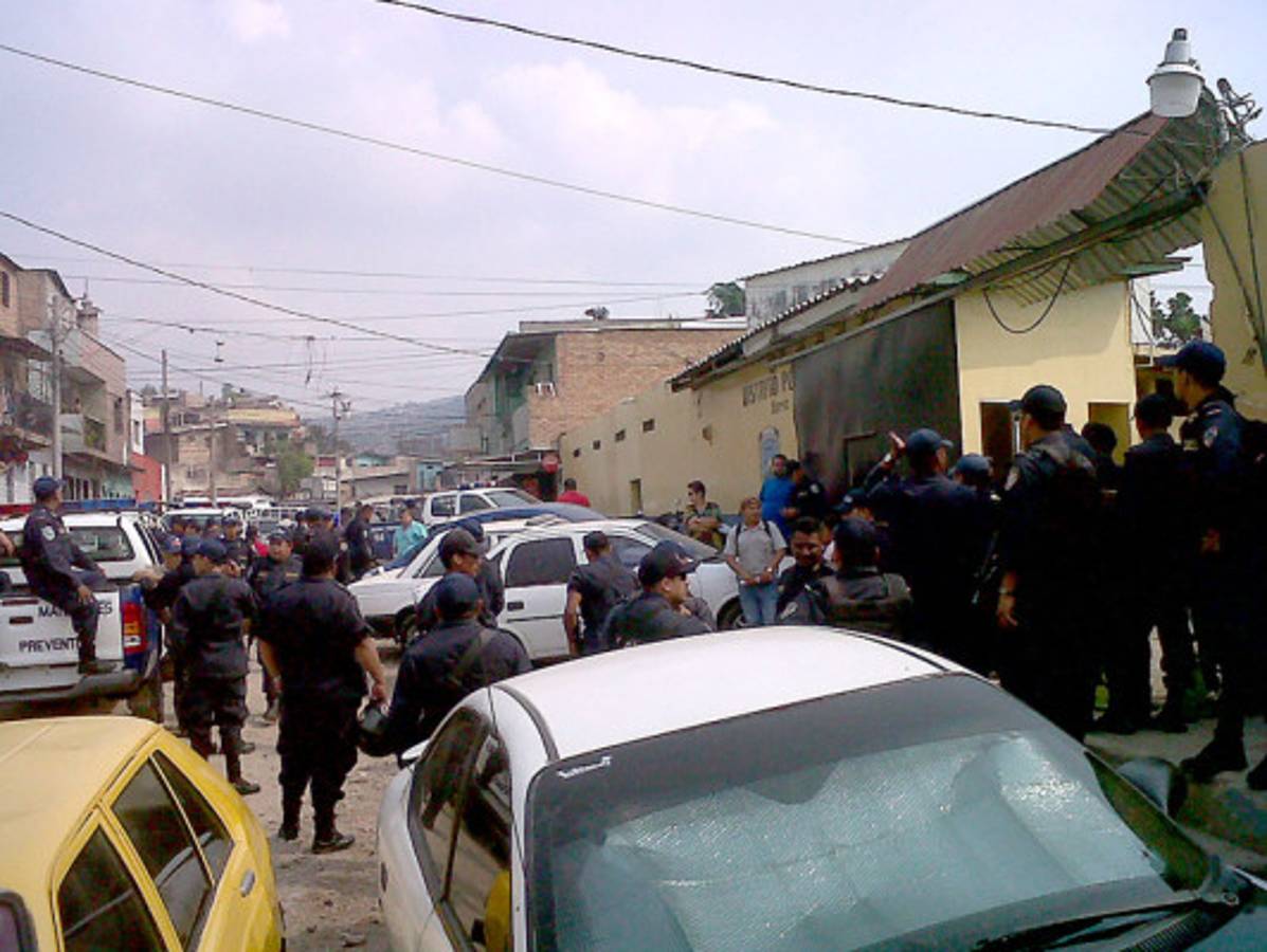 Policías declaran huelga de brazos caídos y abuchean a jefe de Policía