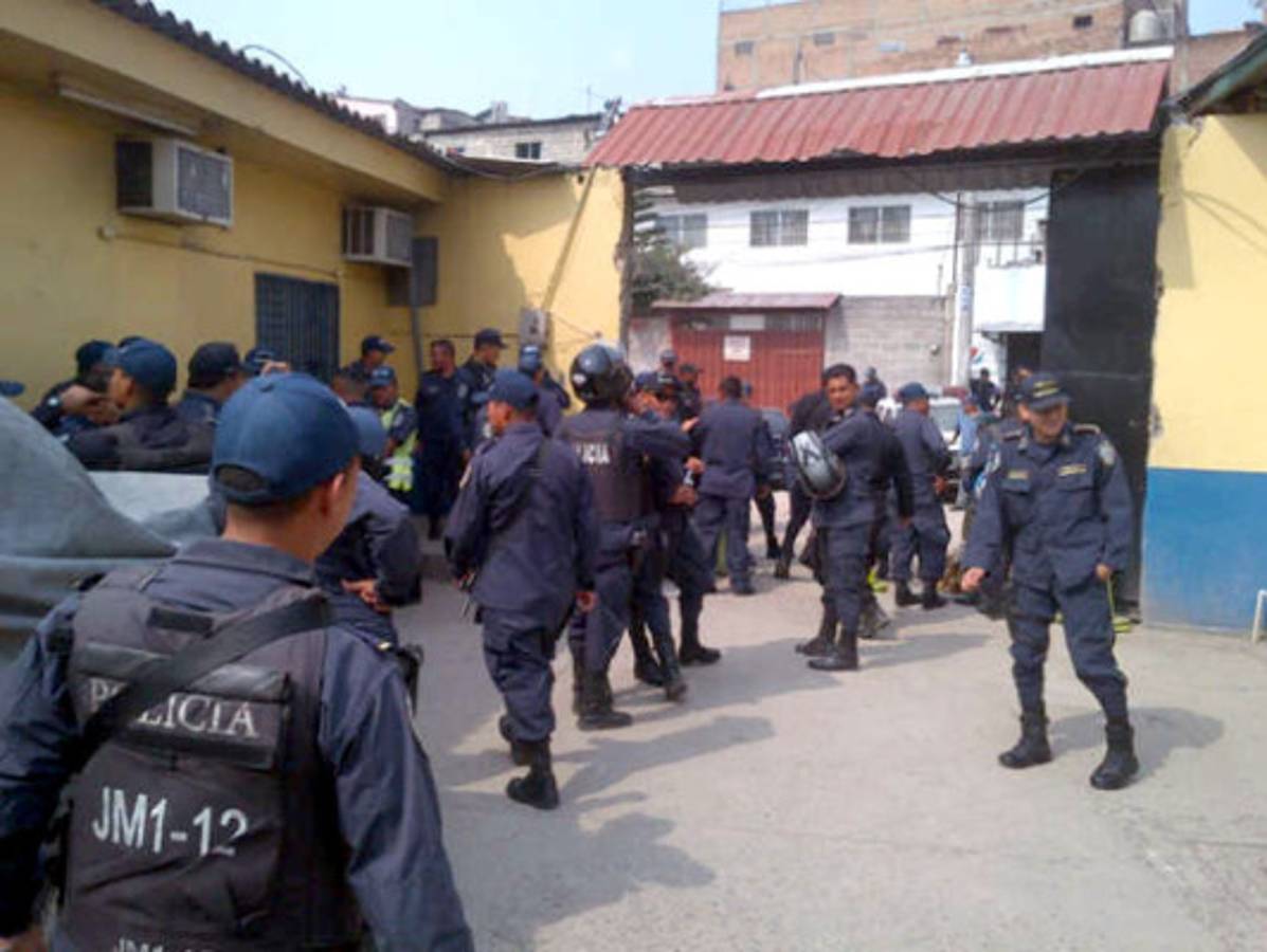 Policías declaran huelga de brazos caídos y abuchean a jefe de Policía