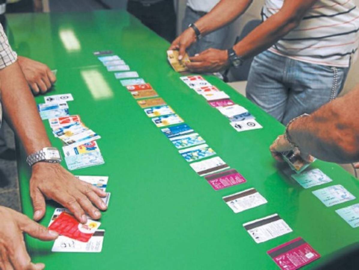 Detienen a hombre que jefeaba una red de clonadores de tarjetas de crédito a nivel internacional