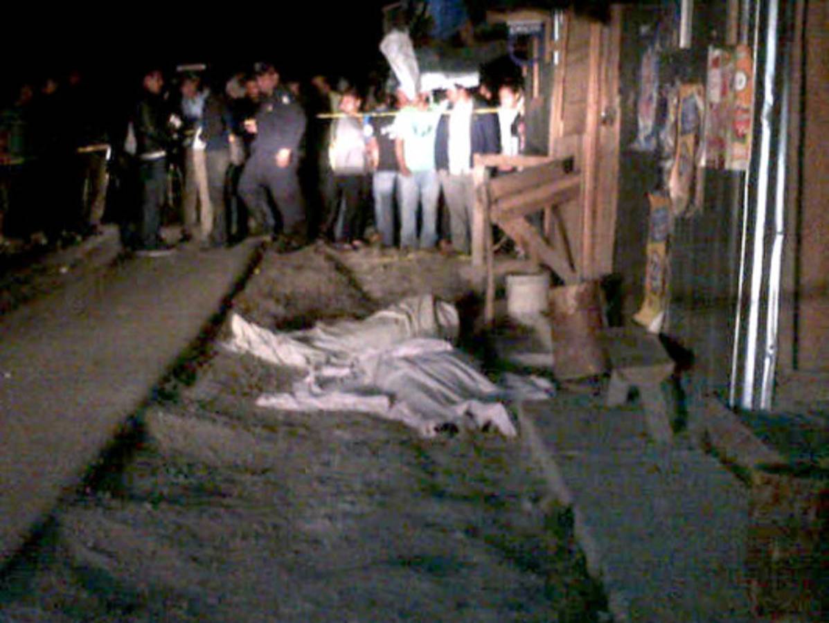 Hombre ebrio atropella a pareja de recién casados