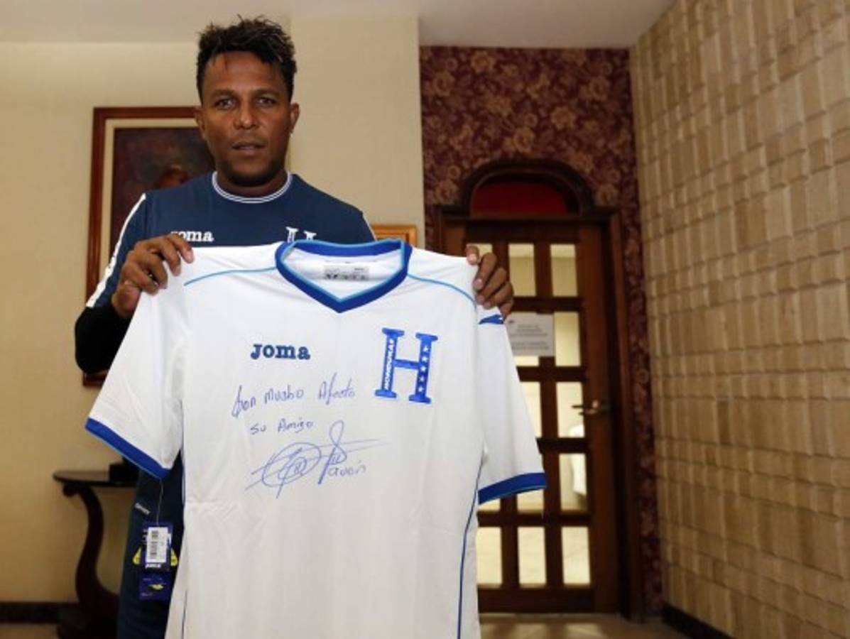 Carlos Pavón subasta camiseta a beneficio de Centeno Reneau