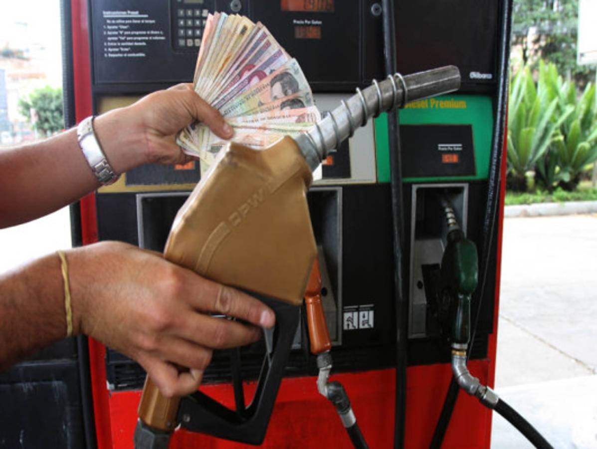 Prevén rebajas en precios de los combustibles