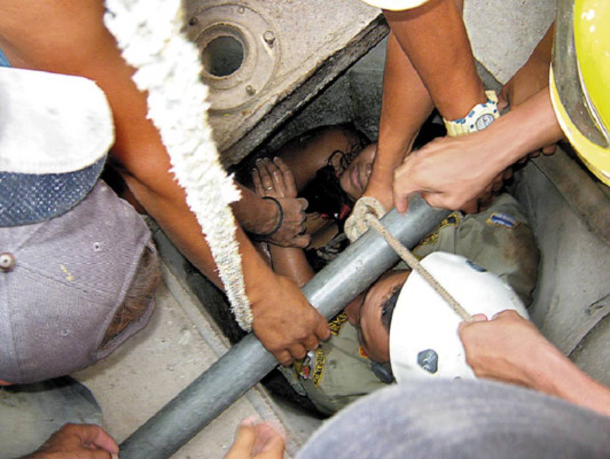 Dramático rescate de tres personas que quedaron atrapadas en un pozo