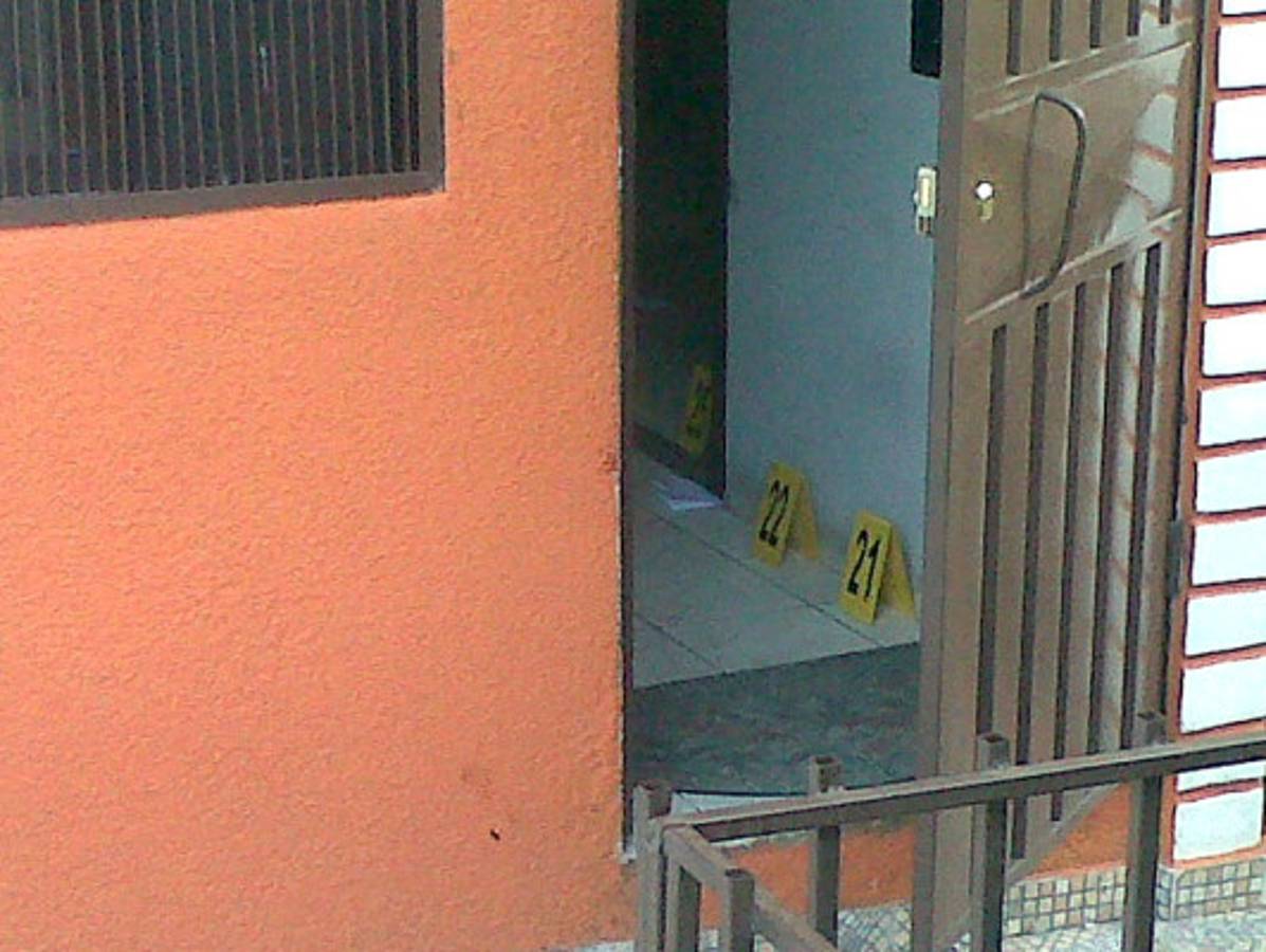 Oficial se lía a balazos con asaltantes