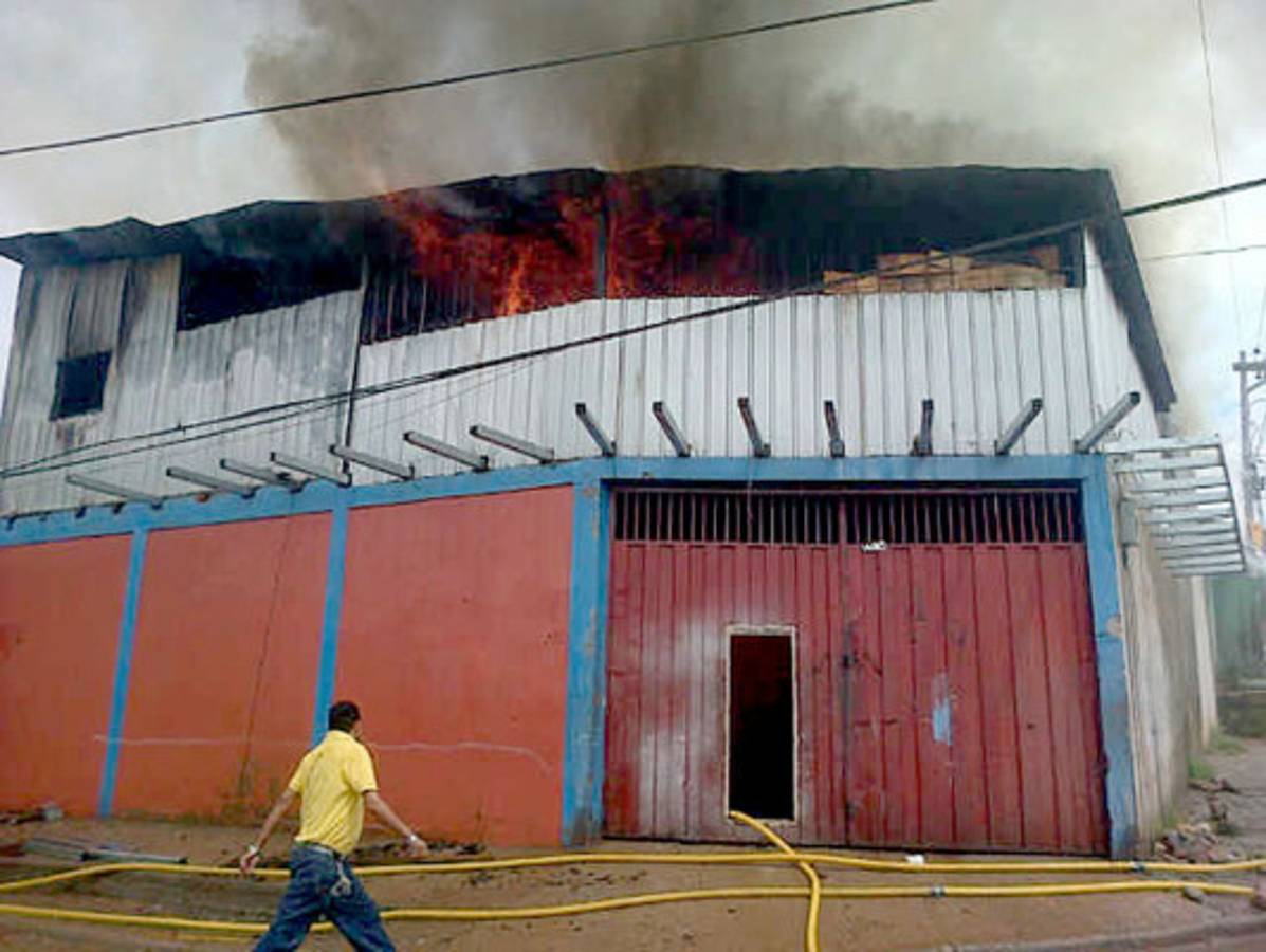 Incendio consume parte de fábrica de muebles en Comayagüela