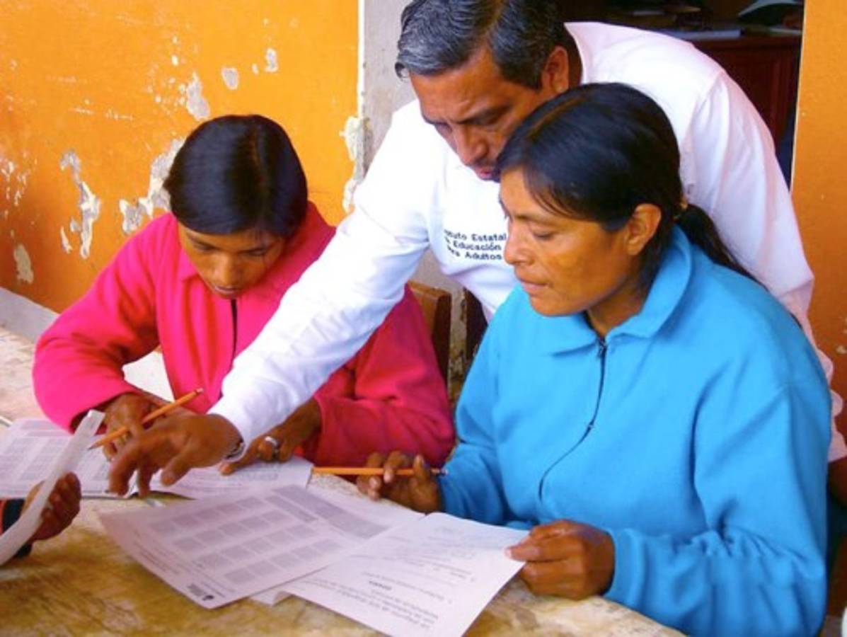 Baja la matrícula en educación para adultos en el país