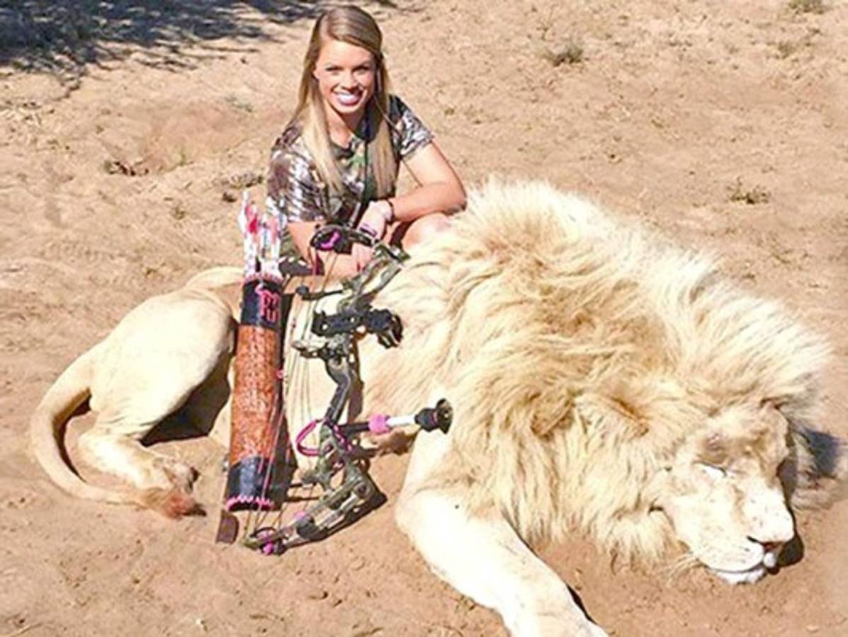 Una joven cazadora horroriza en Facebook con imágenes de sus 'trofeos'