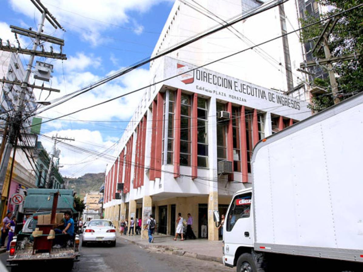 Lobo juramenta a nuevo titular de la DEI