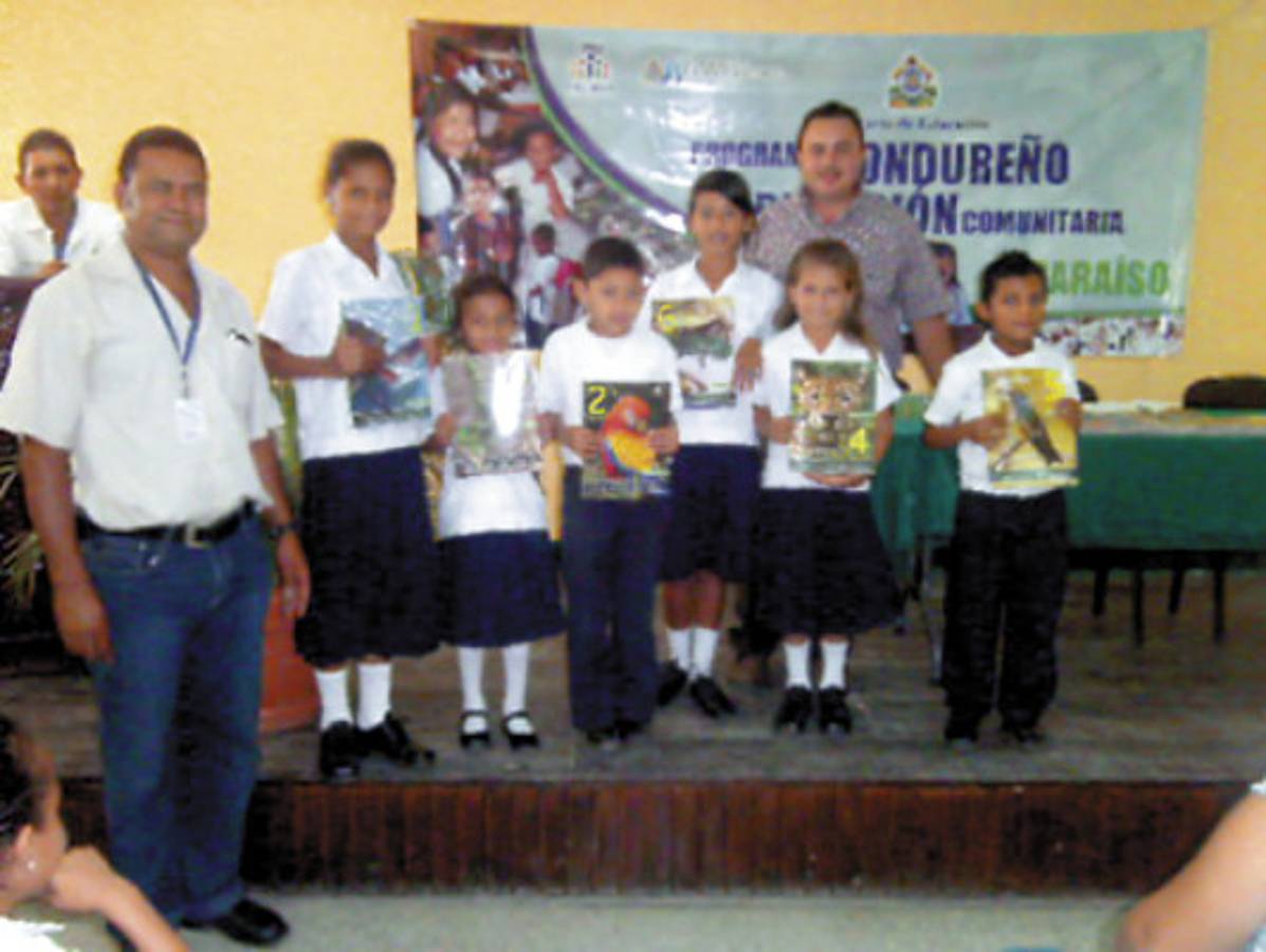 Escuelas Proheco reciben material didáctico